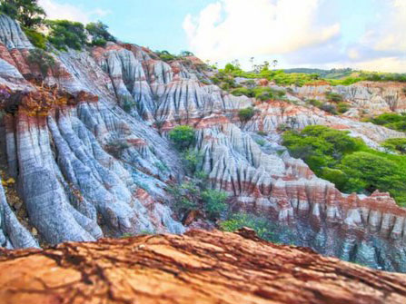 Wisata Anti-Mainstream Kelabba Madja, Tebing Eksotis dan Unik di NTT