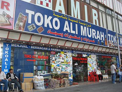 Toko-Toko di Pasar Arab Saudi Ini Memiliki Embel-Embel 'Murah' Pada Namanya