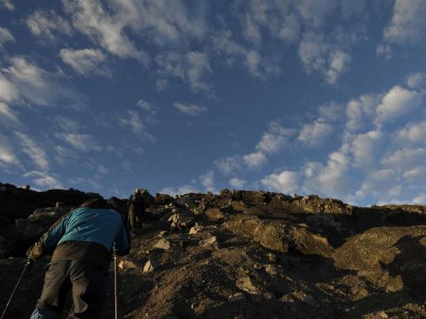 Mendaki Secara Ilegal, Pria Swiss Dilaporkan Hilang di Gunung Semeru