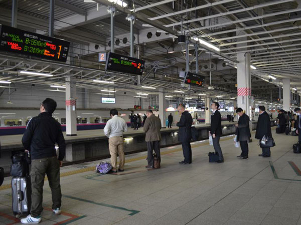 Rahasia Orang Jepang Super Tertib Naik Kereta, Bisa Diterapkan di MRT Indonesia?