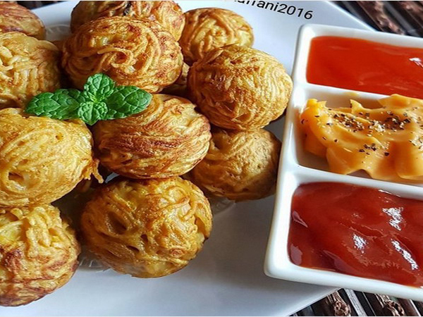 Nyemil Takoyaki Mie Goreng Sambil Nonton Drama Korea Favorit, Yuk!