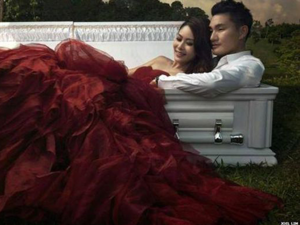 Pasangan Ini Foto Pre-Wedding Di Peti Mati, Tabu Atau Inovatif?
