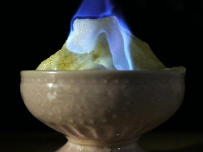 Uniknya! Es Serut Tradisional Jepang Ini Disajikan Dengan Cara Dibakar, Berani Coba?
