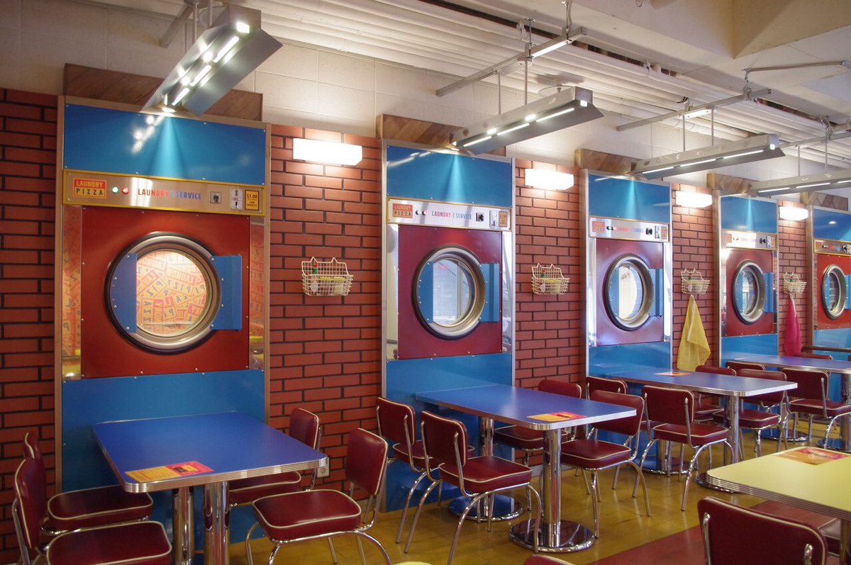Menyantap Pizza Lezat Sambil Berfoto di Spot Menarik Laundry Pizza Ala  Idola K-Pop